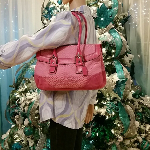 Coach Handbags - SALE🔥COACH SIGNATURE  BAG AND WRISTLET SET.